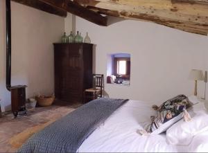 Canet de AdriCa n'Heras的卧室配有一张白色大床