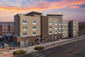 普韦布洛TownePlace Suites by Marriott Pueblo Downtown的汉普顿酒店前方的 ⁇ 染