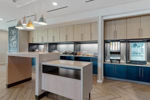 普韦布洛TownePlace Suites by Marriott Pueblo Downtown的一间设有蓝色橱柜和蓝色柜台的大厨房