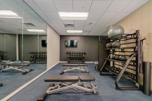 普韦布洛TownePlace Suites by Marriott Pueblo Downtown的健身房,配有健身器材和镜子