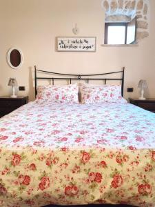 苏尔莫纳Il Bagolaro Casa Vacanze的一张带花卉床罩和枕头的床