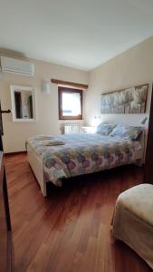 苏尔莫纳Il Bagolaro Casa Vacanze的一间卧室设有一张大床,铺有木地板