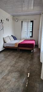 瓦亚纳德Bhuvi Wayanad Natural Tea Plantation Resort的一间卧室,卧室内配有一张大床