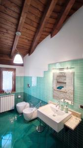 苏尔莫纳Il Bagolaro Casa Vacanze的一间带水槽、浴缸和卫生间的浴室
