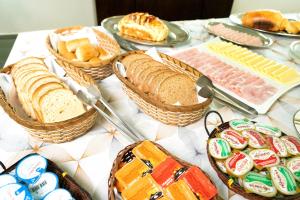 阿蒂巴亚Recanto Julubi Atibaia的一张桌子,上面放着各种面包和糕点