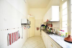 卡萨布兰卡Cosy Art Deco Apart的厨房配有白色橱柜和台面