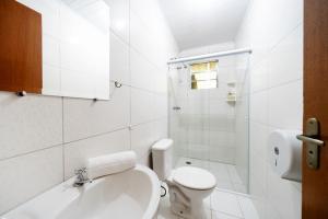 阿蒂巴亚Recanto Julubi Atibaia的白色的浴室设有卫生间和淋浴。