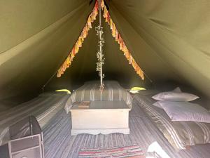 克罗默Glen Farm Glamping的一间帐篷间,里面配有一张床