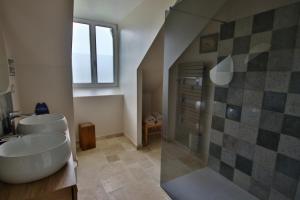 特雷西索梅La Villa Mirabelle 2min d'Arromanches-les-Bains的带浴缸、水槽和淋浴的浴室