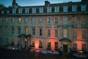 巴斯Abbey Hotel Bath, a Tribute Portfolio Hotel的一座大型砖砌建筑,上面写着酒店