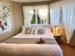 那诺斯湾Gorgeous Private Estate With Ocean and Mountain View的一间卧室设有一张大床和窗户