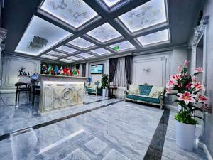 撒马尔罕Medina Hotel Samarkand的客厅设有壁炉和带天窗的天花板。