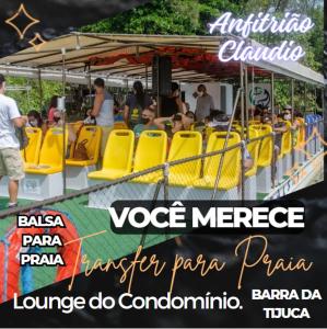 里约热内卢Flat com Vista Panorâmica na Barra da Tijuca的一辆公共汽车,上面有黄色的椅子,上面有人