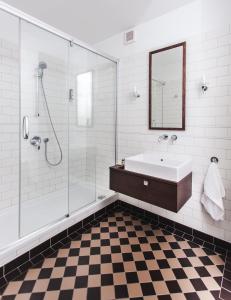 托伦托伦索瓦公寓式酒店的带浴缸、水槽和镜子的浴室