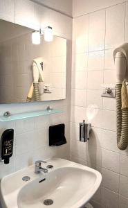 加尔达湖滨瓦拉内酒店的一间带水槽和镜子的浴室