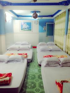 朱笃Phú Thông的绿地间的一排床位