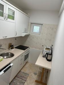 赫瓦尔Villa Hosta Apartments的小厨房配有白色橱柜和水槽