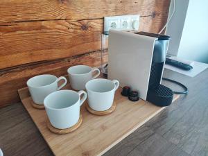 卡斯姆Lainela puhkeküla的咖啡壶和4杯咖啡杯
