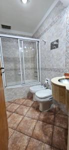 布宜诺斯艾利斯阿斯托利亚酒店的一间带卫生间和水槽的浴室