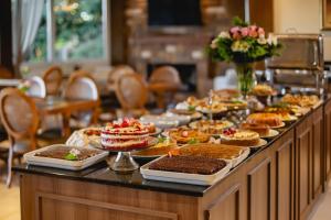 新彼得罗波利斯Hotel Jardins da Colina的包括甜点、蛋糕和馅饼的自助餐