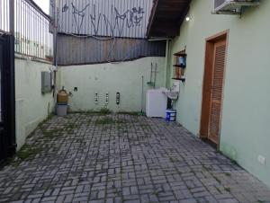 圣保罗Casa Vila da Saúde, aconchegante com 2 garagens e 2 quartos的一座空的庭院,里面设有墙上的书写