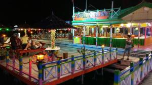 Derawan IslandsMirroliz Pelangi Cottage的欢快地在晚上的狂欢节中欢呼