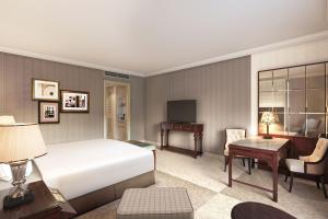 大阪大阪丽思卡尔顿酒店的一间卧室配有一张床、一张书桌和一台电视