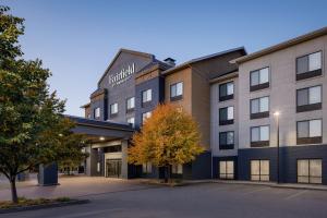 基洛纳Fairfield Inn & Suites by Marriott Kelowna的酒店前方的 ⁇ 染