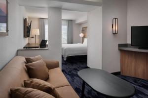 基洛纳Fairfield Inn & Suites by Marriott Kelowna的酒店客房设有一张沙发和一张床