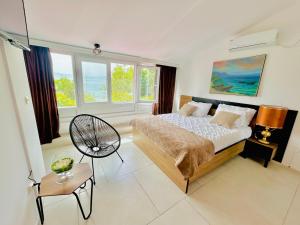 奥赫里德拉贾丁酒店的卧室配有床、桌子和窗户。