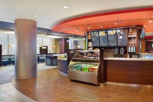 阿林顿阿灵顿水晶城/里根国家机场万怡酒店的一间设有吧台的快餐店,供应饮品