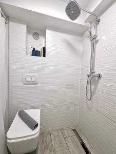 赛斯韦泰Cozy Room w A/C, 65'' TV & Floor Heating的白色的浴室设有卫生间和淋浴。