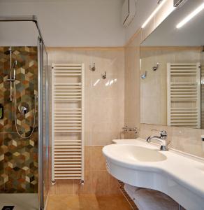 马尔切西内Hotel Oasi Beach的一间带水槽和淋浴的浴室