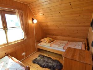 科帕利诺Holiday home in Kopalino的小木屋内的小房间,配有一张床