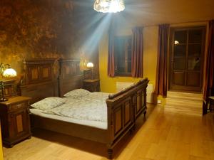 莱沃恰Residence Spillenberg Classic Room的一间卧室配有一张木架床