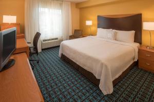 波特兰北波特兰万豪费尔菲尔德套房酒店的配有一张床和一台平面电视的酒店客房