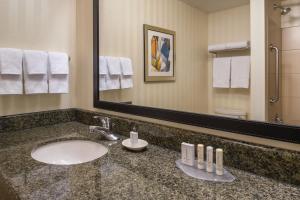 波特兰北波特兰万豪费尔菲尔德套房酒店的一间带水槽和镜子的浴室