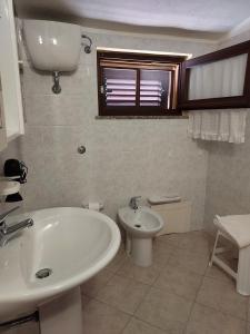 奇亚罗莎德维蒂住宿加早餐酒店的白色的浴室设有水槽和卫生间。