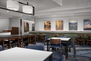 苏福尔斯费尔菲尔德客栈及套房万豪苏福尔斯机场酒店的一间带桌椅和绘画的用餐室