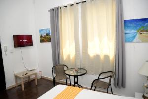 圣多明各Hostal Mi Rincón的一间卧室配有桌椅和窗户。