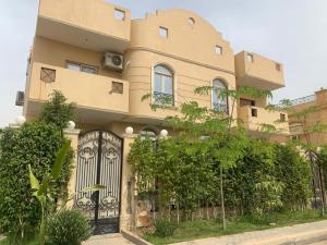 Sheikh ZayedBeautiful semi villa with private entrance in Sheikh Zayed- villa queen的前面有门的建筑