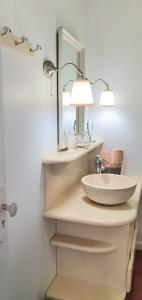 黑角Beausejour Guest House的一间带水槽和镜子的浴室