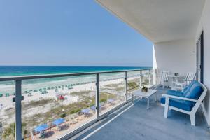 Oceanfront Destin Condo with Pool and Beach Access