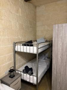 Għajn il-KbiraThe Nest 148 Townhouse的双层床间 - 带两张双层床