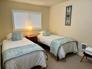 桑德波因特Great downtown Sandpoint location!的一间卧室设有两张床和窗户。