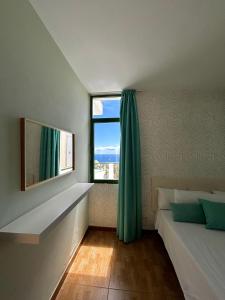 波多黎各哈雷公寓的一间卧室设有一张床和一个大窗户