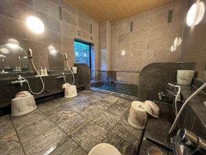 弘前市弘前城东路线酒店的一间带三个水槽和两个卫生间的浴室