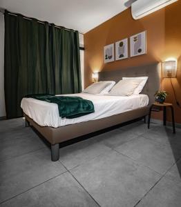 Beau SoleilAppartements 4 étoiles - Les Hauts du Fort的一间卧室配有一张带绿毯的床