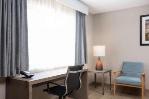金曼贝斯特韦斯特国王旅馆和套房酒店的客房设有书桌、椅子和窗户。