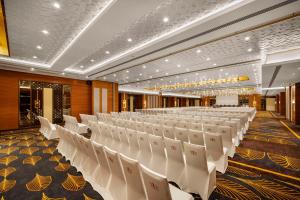 钦奈Radisson Blu Hotel GRT, Chennai International Airport的宴会厅,室内配有白色椅子